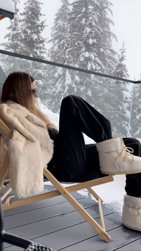 Ski Lounge Outfits, Moon Boots Ski Outfit, Ski Boots Outfit, Moon Boot Aesthetic, Whistler Outfit Winter, Short Moon Boots Outfit, Moon Boots Outfit Style, Moon Boots Aesthetic, Moon Boots Outfit Winter