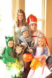 Family Halloween costume. Medieval family costume theme. #halloween #familycostume #costume #midieval #halloweencostumes #royals #royalcostume #queen #king #knight #dragon #princess Knight Family Costume, Knight And Dragon Family Costume, Medieval Family Costume, Dragon Family Costume Ideas, Dragon Family Costume, Medieval Family, Royalty Party, Zombie Couple Costume, King Knight