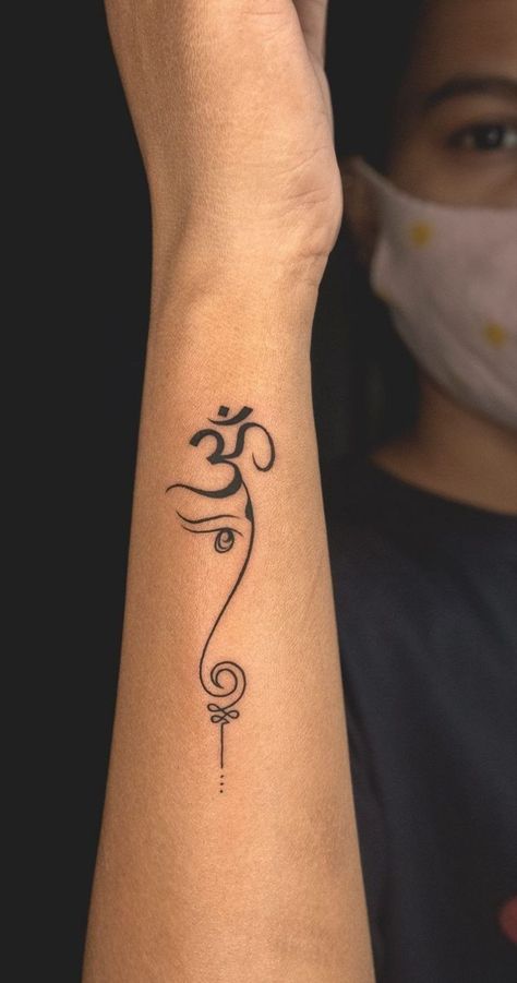 Rosen Tattoo Frau, Tato Paha, Om Tattoo Design, Tato Henna, Cool Wrist Tattoos, Hand Tattoos For Girls, Hand And Finger Tattoos, Tattoo Hand, Inspiration Tattoo