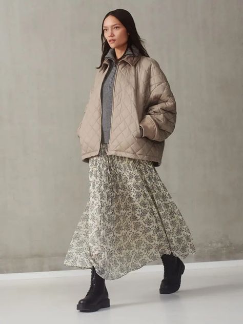 Lookbook | UNIQLO : C 2023 Fall/Winter Collection | UNIQLO Uniqlo Fall Outfit, Uniqlo Women Outfit Winter, Uniqlo Skirt Outfit, Uniqlo Outfit Ideas, Uniqlo Lookbook, Uniqlo Skirt, Uniqlo Women Outfit, Uniqlo Outfit, Clare Waight Keller