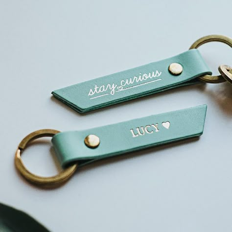 Leather Keyring Ideas, Cricut Inspiration, Custom Leather Keychain, Leather Keyrings, Customised Keychains, Mini Albümler, Leather Keychain Diy, Personalised Keyrings, Photo Keyrings