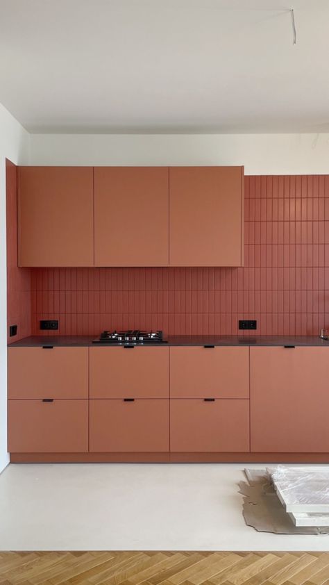 70s Kitchen Tiles, Rust Colour Kitchen, Colour Block Kitchen, Dusty Rose Kitchen Cabinets, Colour Kitchen Ideas, Brick Red Kitchen, Terracotta Kitchen Cabinets, 30s Interior, Fun Kitchen Ideas