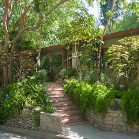 Vintage Mansion, Hollywood Hills Homes, Anna Faris, Hollywood Homes, Chris Pratt, Hollywood Hills, Real Estate News, House On A Hill, Celebrity Houses