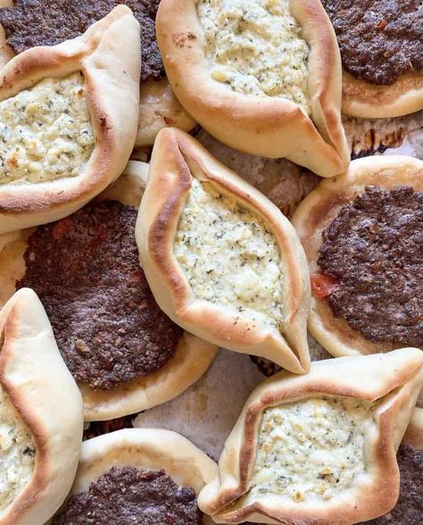 Hello everyone! Hope you are having a wonderful Sunday! It is beautiful and sunny out in Chicago today which makes me very happy 🙂 Today, I am sharing with you the much anticipated recipe for mo3aganat. These savory Middle Eastern pies are my absolute favorite things to snack on. I can have them any time... Fatayer Recipe, Jordanian Food, Hand Pies Savory, Middle East Recipes, Stuffing Ingredients, Artisan Pizza, Meat Pies, For Ramadan, Lebanese Recipes