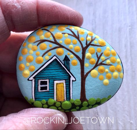 Prayers for Ukraine…#paintedrocksofinstagram #kindnessrocksproject #stjosephmissouri #stjosephmorocks #kindnessrocksstj #rockart #paintedpebbles #prayersforukraine #stonepainting Painted Garden Rocks, Garden Rock Art, Diy Rock Art, Painted Rock Animals, Art Pierre, Rock Painting Ideas, Stone Art Painting, Painted Rocks Kids, Painted Rocks Craft