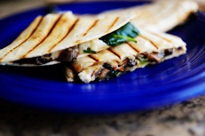 Spinach and Mushroom Quesadillas by Pioneer Woman - Added a can of tuna packed in oil, used Monterey Jack cheese. Amazing. Mushroom Quesadilla, Mushroom Quesadillas, Quesadilla Maker, Spinach And Mushroom, Spinach Mushroom, Cheese Quesadilla, Quesadilla Recipes, God Mat, Spinach Stuffed Mushrooms