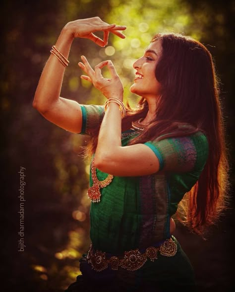 Beauty and Elegance Manju Warrier, Mehendi Photography, Bharatanatyam Dancer, Indian Classical Dancer, Bharatanatyam Poses, Backgrounds For Desktop, Dance Of India, Wedding Photography Bridal Party, Wedding Photography Checklist