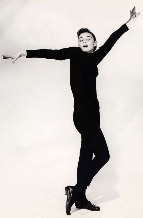 Audrey Hepburn Funny Face, Audrey Hepburn Outfit, Audrey Hepburn Quotes, Jitterbug, Lauren Hutton, Audrey Hepburn Style, Hepburn Style, Richard Avedon, Face Photography