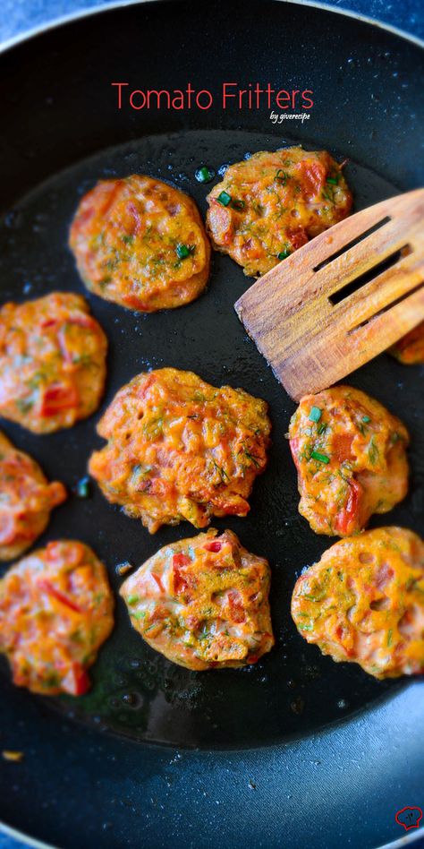 Tomato Fritters Tomato Patties, Tomato Fritters, Feta Eggs, Tasty Appetizers, Recipe Tomato, Zucchini Fritters, Fritter Recipes, Think Food, Tomato Recipes