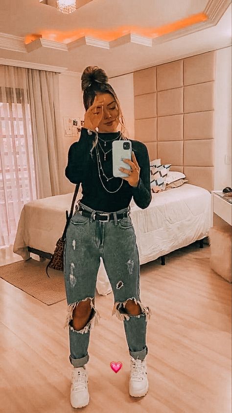 Ripped Mom Jeans Outfit, Mom Jeans Outfit Winter, Clothing Aesthetics, White Shorts Outfit, Mum Jeans, Outfits Stylish, Gucci Baby, Blue Mom Jeans, Mom Jeans Outfit