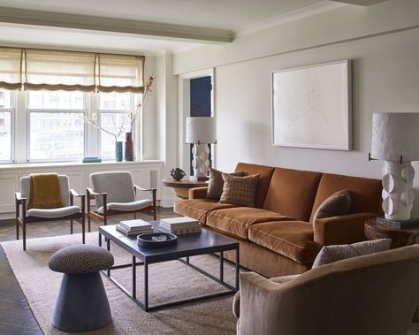 Living Room With Brown Sofa, Dark Brown Sofa Living Room, Brown Sofa Decor, Tan Sofa Living Room, Velvet Couch Living Room, White Sofa Living Room, Dark Brown Sofas, Brown Fabric Sofa, Velvet Sofa Living Room