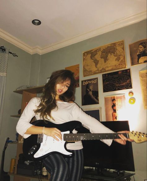 Pictures With Electric Guitar, Eletric Gutair Aesthetic Girl, Guitar Girlfriend Aesthetic, Tom Girl Aesthetic, Guitar Girl Aesthetic, Girl Playing Electric Guitar, Female Guitarist Aesthetic, Guitar Outfit, Girl With Guitar