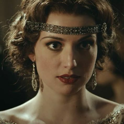 Tatiana | Peaky Blinders                                                       … Gaite Jansen, Retro Makeup Looks, Peaky Blinders Series, 1820s Fashion, Blind Girl, 1920s Hair, Retro Makeup, Cillian Murphy, Costume Shop