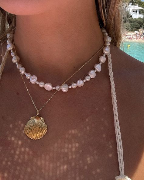 Sweet sweet summertime 🩵🌊🐚✨ Beach Accessories Aesthetic, Beach Aesthetic Jewelry, Casual Summer Night Outfit, Outfit Simple Casual, Dream Summer Aesthetic, Summer Night Outfit Going Out, Cute Casual Outfits For Spring, Exec Photoshoot, Casual Outfits For Women Summer