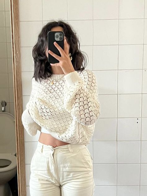 White Crochet top with white pants White Crochet Top Outfit Long Sleeve, White Crochet Top Outfit, Lacy White Top, White Tops Outfit, White Crochet Top, Crochet Top Outfit, White Pants, White Crochet, White Tops