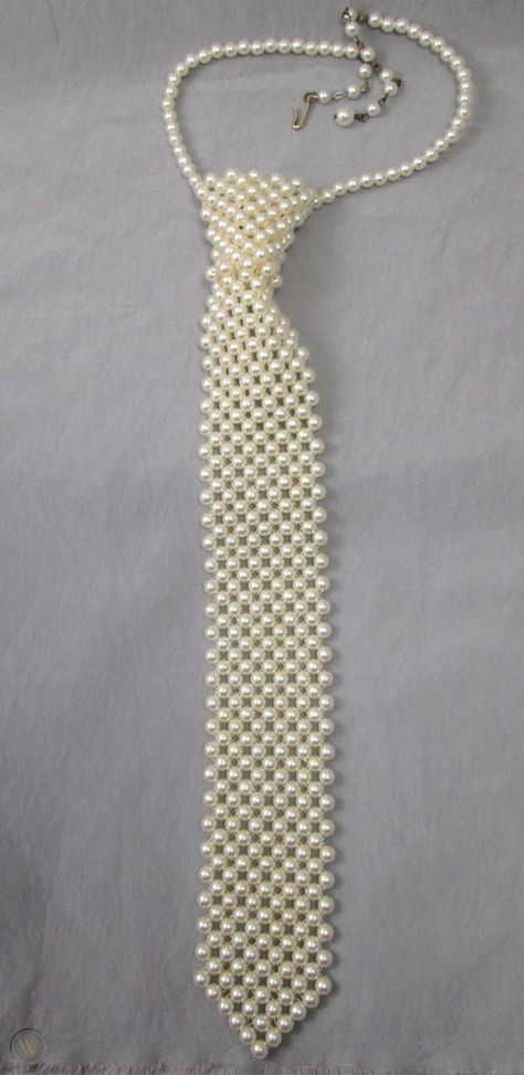 Pearl Tie, Tie Ideas, Necklace Outfit, Diy Tie, Tie Necklace, Pearls Diy, Bead Stitching, Vintage Antique Jewelry, Bead Crochet