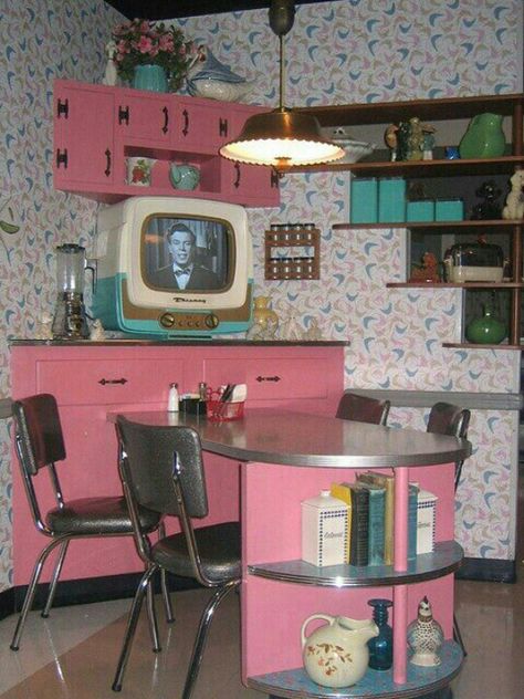 . 1950s Kitchen, Kitschy Kitchen, Casa Vintage, Deco Retro, Retro Interior, Pink Kitchen, Prime Time, Decor Guide, Retro Home Decor