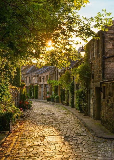 Circus Lane (Edinburgh, Scotland) by Edinburgh Photo Walks Edinburgh Scotland, Scotland Travel, Pretty Places, Places Around The World, Dream Vacations, Travel Dreams, Cool Places To Visit, Wonders Of The World, Edinburgh