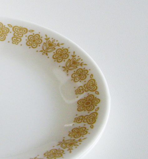 Pyrex Golden Butterfly, Corelle Patterns, Home Dishes, Mid Century Modern Dishes, Corelle Dishes, Modern Dishes, Vintage Corelle, Crystal Dishes, Gold Dinnerware