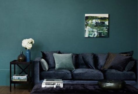 Navy Living Room Furniture, Teal Walls Living Room, Navy Sofa, Navy Living Rooms, Teal Living Rooms, Dark Living Rooms, Teal Walls, Dark Walls, Green Walls