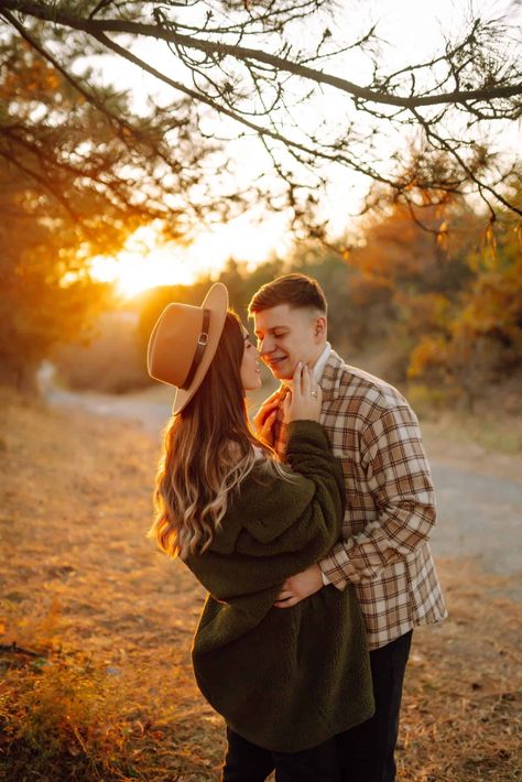 50+ Couples Autumn Photoshoot Ideas (You’ll Fall In Love With!) Unique Couples Poses, Couples Carved Pumpkins, Autumn Photoshoot Ideas, Autumn Photo Ideas, Fall Couple Photos, Autumn Photoshoot, Fall Portraits, Halloween Photoshoot, Couples Poses