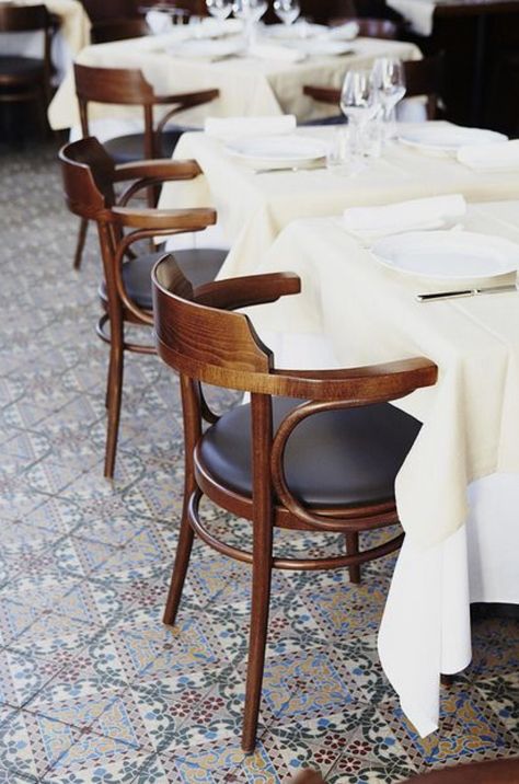 Chaise Restaurant, Table Bistrot, French Cafe, Bentwood Chairs, French Bistro, White Table Cloth, Restaurant Chairs, Restaurant Tables, Diy Chair