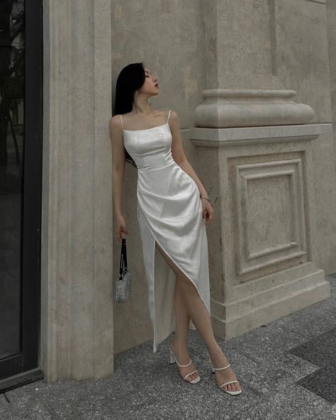 Satin Dresses Aesthetic, Elegant White Prom Dress, White Elegant Dress Classy, Pretty Dresses Casual Classy, White Gowns Elegant, Vestidos Elegantes Aesthetic, Long Satin Dress Outfit, White Fancy Dresses, Vestidos Aesthetic Vintage