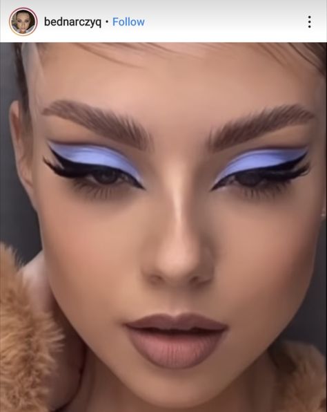 Unusual Makeup Looks, Blue Makeup Halloween, Blaues Make Up, 2023 Beauty Trends, Aries Makeup, Makeup Ideas Colorful, Blue Make Up, Extra Makeup, Cat Eye Makeup