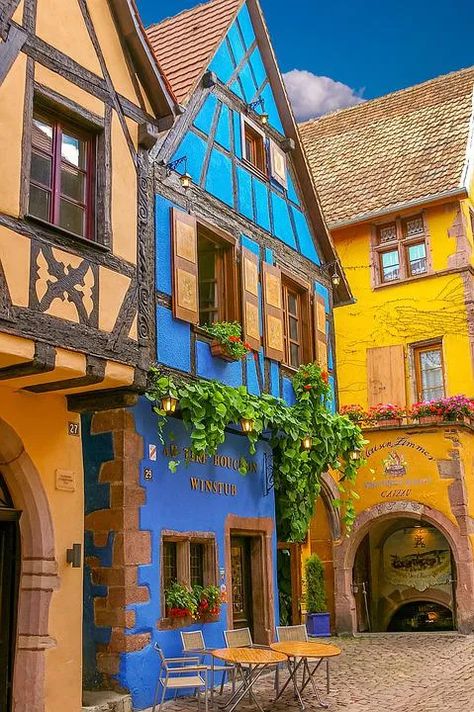 Le magnifique village de Eguisheim, l'un des plus beaux villages de France 17 France Buildings, Colorful Village, German Architecture, German Village, Alsace France, Sims House Design, Chateau France, Cottage Art, Beaux Villages