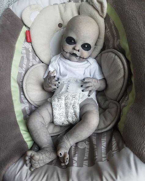 Scary Baby Dolls, Weird Dolls, Creepy Baby Dolls, Halloween Maze, Halloween Dolls, Demon Baby, Doll Faces, Scary Dolls, Baby Props