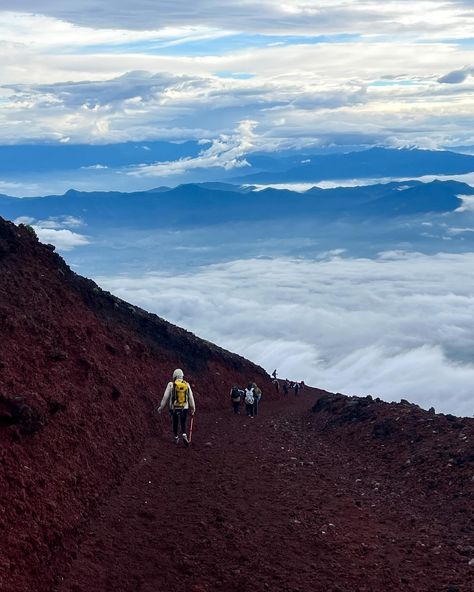 climbing, hiking, japan Japan Mount Fuji, Fuji Mountain, Mt Everest, Rock Climbers, Mountain Climbing, Mount Fuji, Amazing Views, The Clouds, The Rain