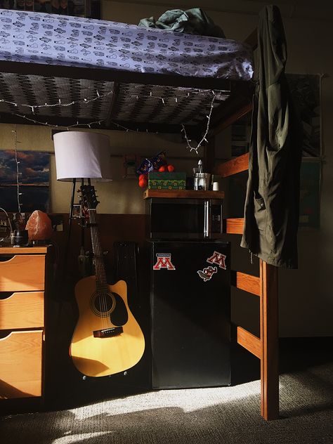 Dorm Room Grunge, Emo Dorm Room, Grunge Loft Bed, Grunge Twin Bed, Grunge Dorm, Mens Dorm Room Ideas, College Dorm Room Ideas Music, Dark Academia Loft Bed, Grunge Bedding