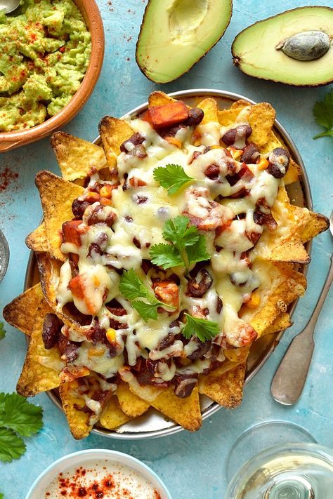 Chilli Nachos Recipe, Veg Nachos, Chilli Cheese Nachos Recipes, Tortilla Chips Homemade, Nacho Dips, Tortilla Chip Dip, Chilli Nachos, Nachos Vegetarian, Nacho Bar Ideas