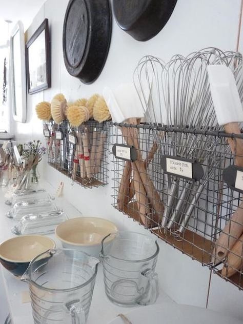 kitchen-utensils-brushes - Home Decorating Trends - Homedit Farmhouse Organization Ideas, Display Visual Merchandising, Kitchen Utensil Storage, Organizational Hacks, Bakery Kitchen, Diy Projektit, Utensil Storage, Kitchen Organization Diy, Interior Vintage