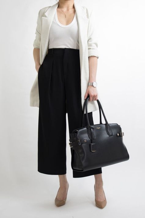 Culottes Outfit Work, How To Wear Culottes, Fashion For Work, Culottes Outfit, Culotte Style, Work Outfit Inspiration, Work Outfit Ideas, Outfit Essentials, Business Professional Outfits