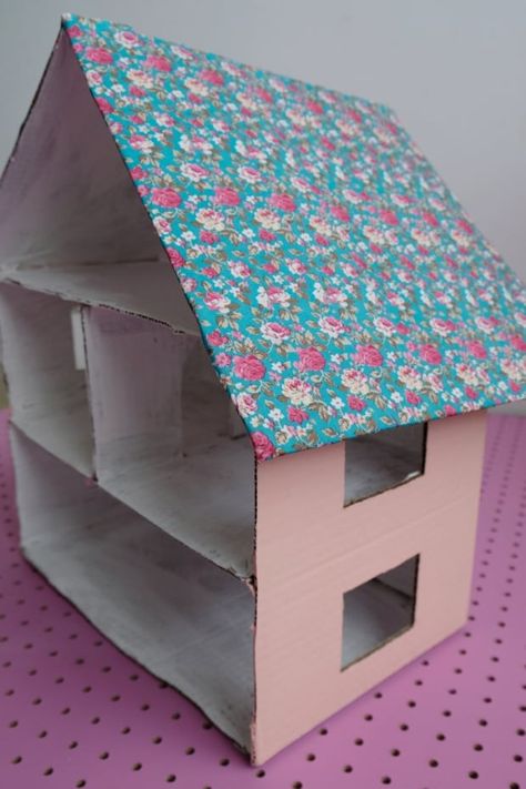 DIY this darling cardboard box dollhouse using things you have at home Cardboard Dollhouse Diy, Cardboard Doll, Cardboard Box Houses, Diy Cardboard Toys, Cardboard Dollhouse, Cardboard Recycling, Diy Barbie House, Girls Dollhouse, Cardboard Creations