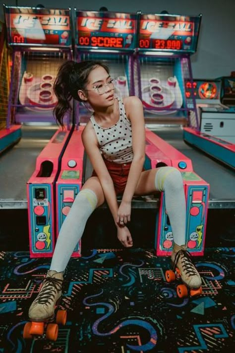 Retro Arcade Photoshoot, Arcade Shoot, Arcade Ideas, Arcade Photoshoot, Retro Photoshoot, Roller Girl, Fun Photoshoot, Backdrop Ideas, Inspiration Photo