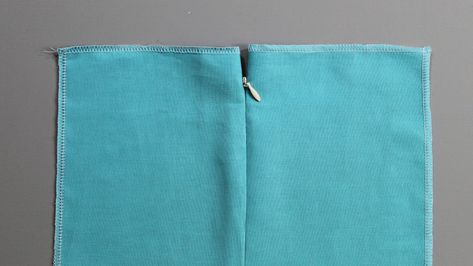 When it comes to zippers, believe it or not, the invisible zipper is one of the easiest to insert. Learn how it's done with this step-by-step tutorial. Girls Dress Tutorial, Dress Construction, Zipper Tutorial, Teaching Sewing, Be Invisible, Pillow Cases Diy, Sewing Seams, Sew Zipper, Couture Sewing Techniques