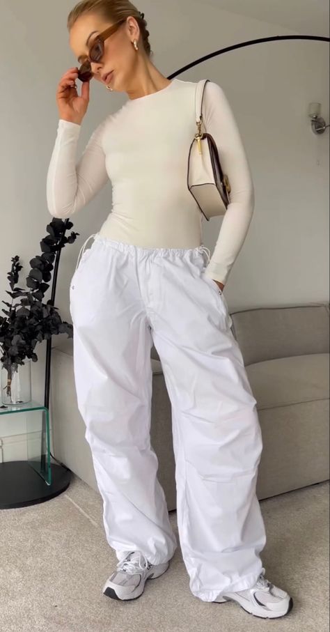 All White Streetwear Outfit, White Monochrome Outfit, Fall Season Outfits, Subversive Fashion, Cargo Outfit, Chic Fits, Conservative Outfits, Acubi Fashion, Outfits Baggy