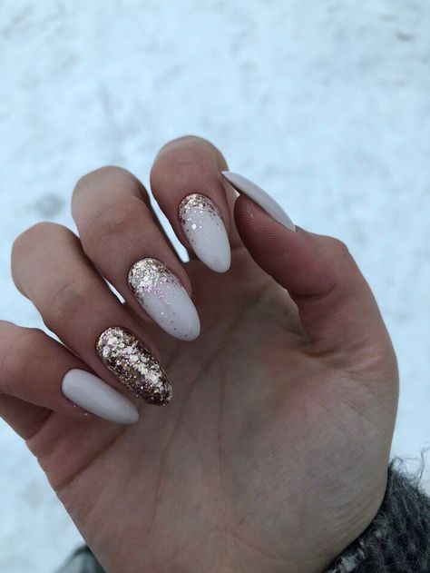 White Nails With Gold, Nails With Gold, Unghie Sfumate, Pastel Nails Designs, Acrylic Nail Shapes, Art Designs Ideas, Milky Nails, Star Nail Art, Sparkle Nails