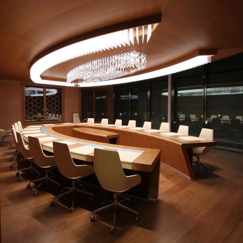 Who wouldn't enjoy having meetings in a boardroom with this #lighting? Professional Office Decorating Ideas, Executive Office Design, Conference Room Design, Ceo Office, Meeting Room Design, Modern Office Interiors, Office Meeting Room, Corporate Office Design, Modern Office Design