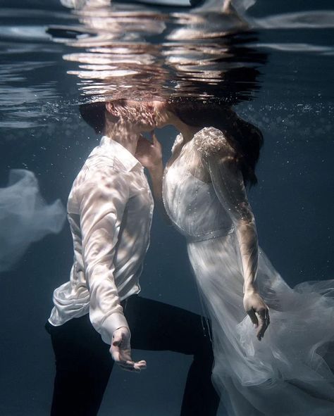 Vin Abrenica, Underwater Kiss, Underwater Wedding, Under The Water, Underwater Art, 사진 촬영 포즈, Water Photography, Under Water, Underwater Photography