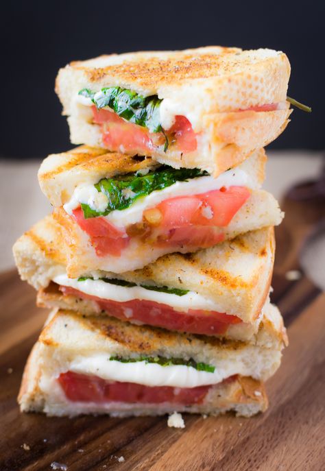 Margherita panini with garlic Gourmet Sandwiches Recipes, Grilled Sandwiches, Crispy Quinoa, Panini Recipes, Quinoa Burgers, Gourmet Sandwiches, Delicious Sandwiches, Chapati, Soup And Sandwich