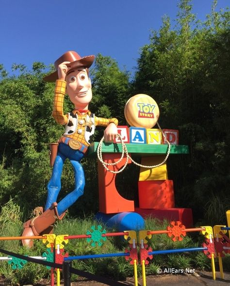 Toy Story Land, Festival Of Fantasy Parade, Slinky Dog, Seven Dwarfs Mine Train, Disney Parade, Toy Story Movie, Classic Disney Movies, Disney's Hollywood Studios, Tiki Drinks