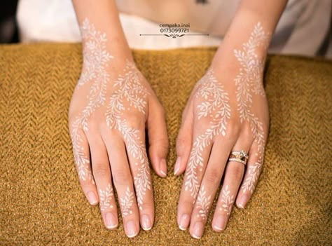 White Henna Aesthetic, Simple Henna Wedding, White Henna Designs Simple, White Henna Simple, Henna Putih Pengantin Simple, White Henna Wedding Simple, Henna Wedding Simple, Henna Wedding Putih, White Wedding Henna