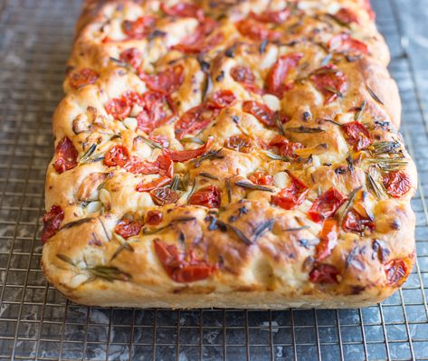 Foccacia with tomatoes, garlic and rosemary Easy Focaccia Bread Recipe, Foccacia Recipe, Homemade Focaccia Bread, Foccacia Bread, Rosemary Focaccia, Focaccia Bread Recipe, Pizza Roll, Focaccia Recipe, Focaccia Bread