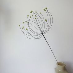 Handmade Flower Tutorials: 37 Inspiring Flower Projects Drátěná Socha, Handmade Flowers Tutorial, Diy Fleur, Wire Projects, Art Fil, Wire Art Sculpture, Wire Sculptures, Wire Craft, Art Wire