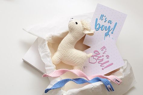 Gender baby reveal ideas box Llama crochet cute toy We are Sprinkle Baby Shower Girl, Pregnancy Gift Box, Pregnancy Gender Reveal, Baby Boy Themes, Gender Reveal Ideas, Neutral Baby Gifts, Gender Neutral Baby Gifts, Llama Gifts