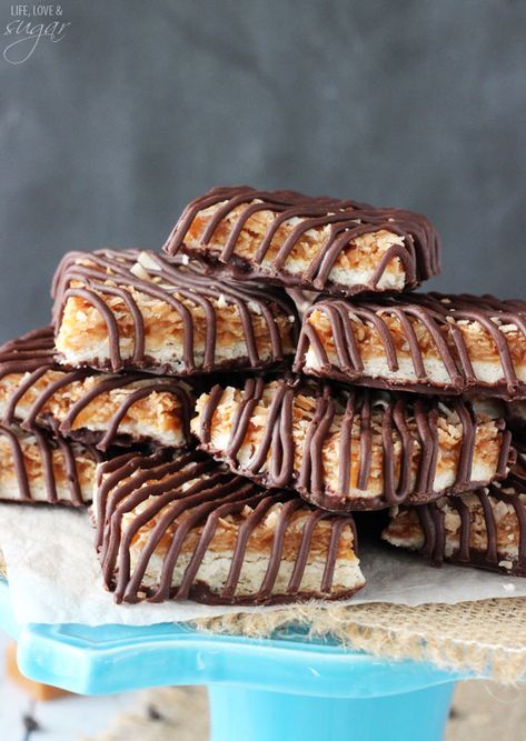 Samoa Cookie Bars - taste just like the real thing! Full of caramel and coconut and covered in chocolate! Samoa Cookie, Life Love And Sugar, Samoa Cookies, Buttery Shortbread Cookies, Creeper Minecraft, Köstliche Desserts, Bar Recipes, Girl Scout Cookies, Bar Cookies