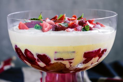 This rich dessert is pure booze-soaked, ultra-creamy, fruit-filled decadence. Trifle Custard Recipe, Custard Trifle, Trifle Recipes, Christmas Trifle, Berry Trifle, Trifle Desserts, Rhubarb And Custard, Dessert Aux Fruits, New Year's Food